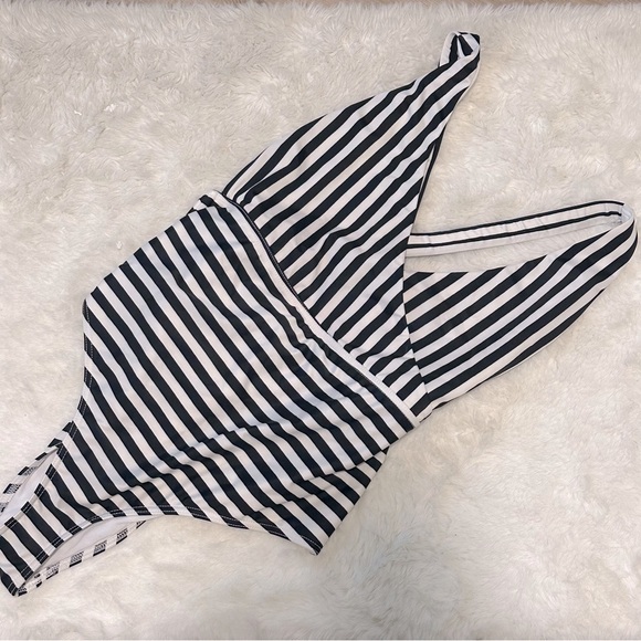 ASOS Black‎ and White Striped One Piece Swimsuit 10 - Picture 8 of 8